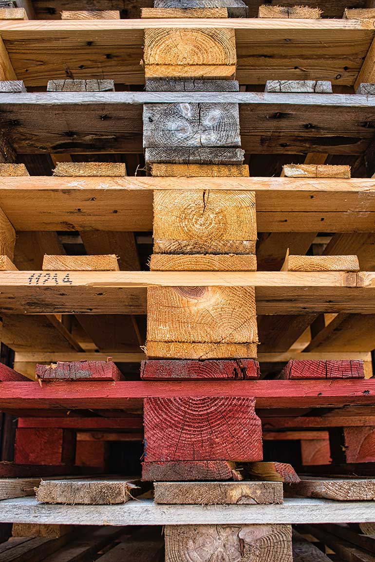 ¿Cuál es el proceso de fabricación de los palets de madera reciclados?