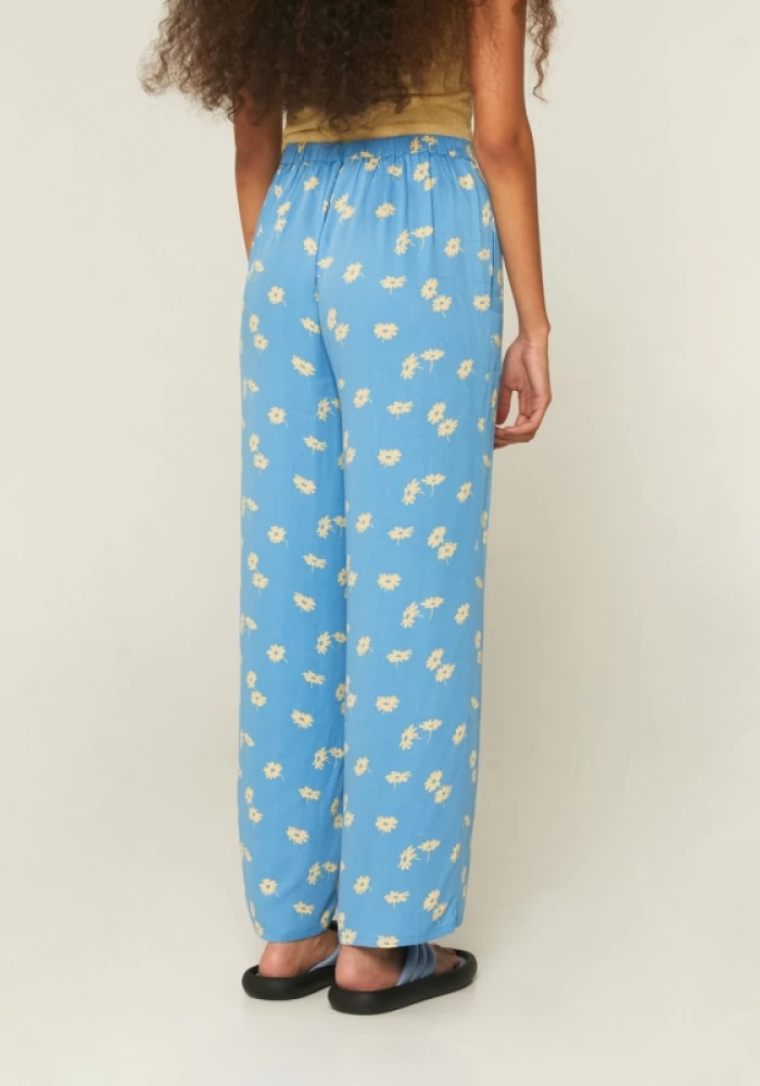 STRAIGHT MID-RISE TROUSERS WITH FLORAL PRINT OF PRIMULAS